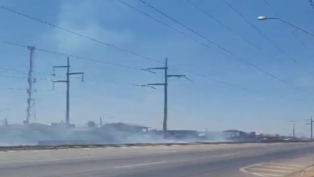 Incêndio em vegetação atinge setores próximos ao Jardins Madri e Papillon Parque, em Goiânia