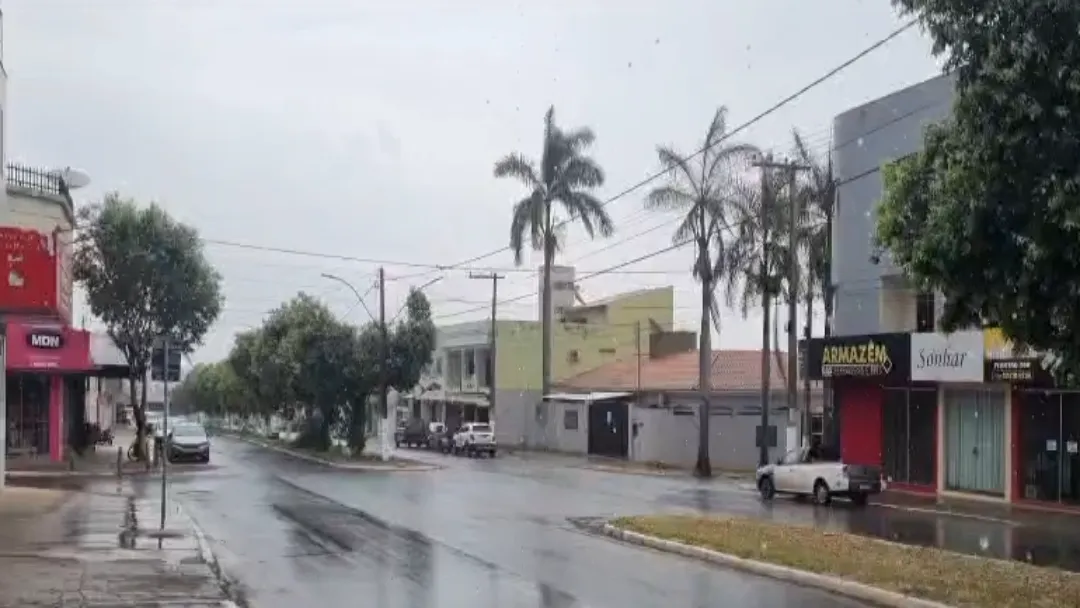 Ventania e chuva fora de época surpreendem moradores em Goiás