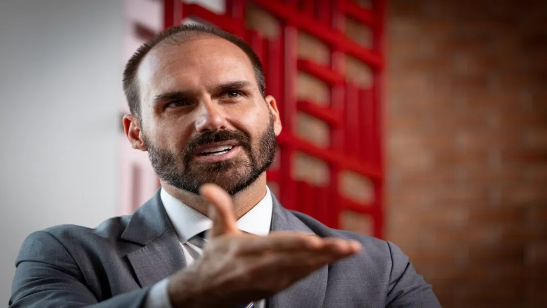 Eduardo Bolsonaro cogita disputar Presidência em 2026 se pai seguir inelegível