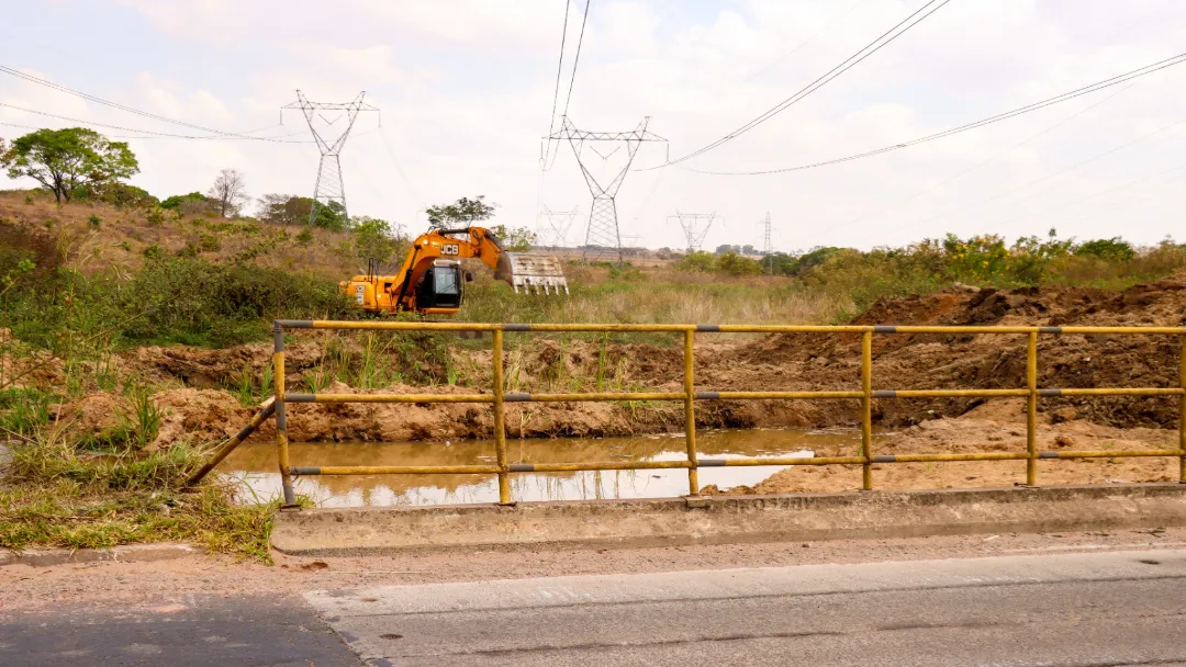 Senador Canedo inicia limpeza na ponte da Rua Jorge Amador para prevenir alagamentos