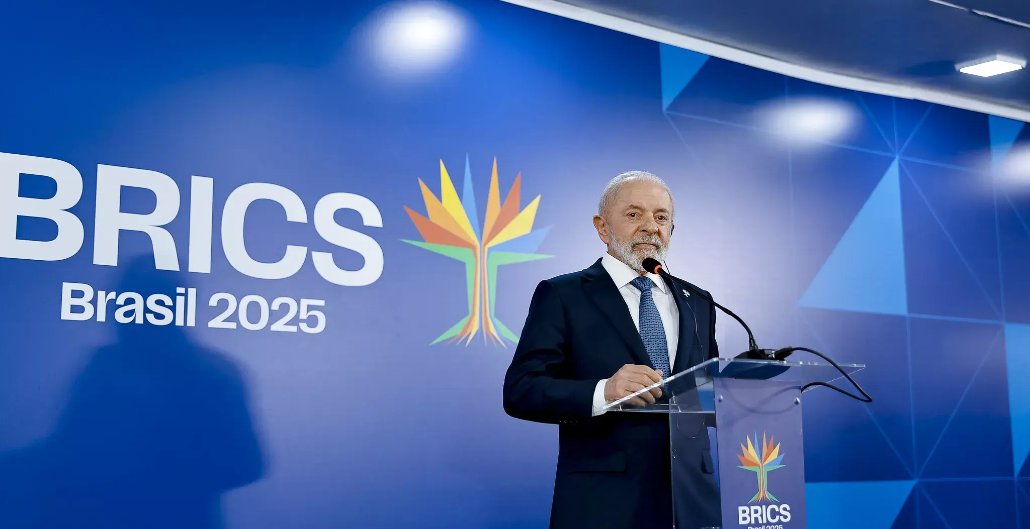 Lula participa de reunião virtual do Brics em meio a tensões comerciais