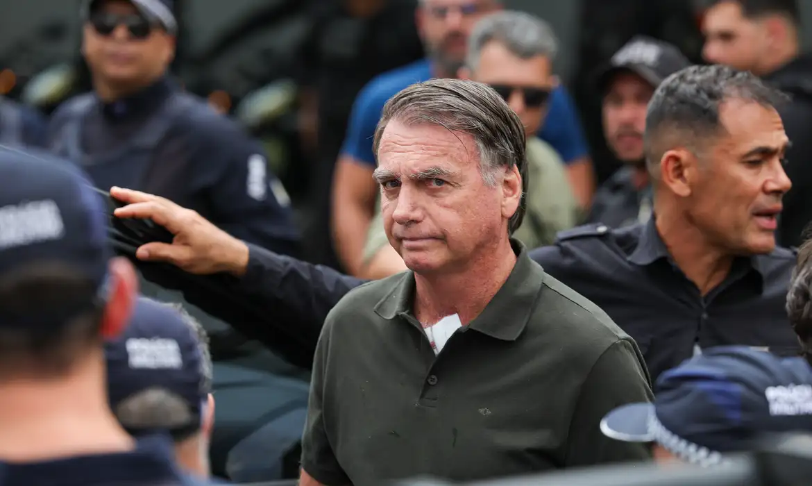 Bolsonaro recebe alta após internação em Brasília e retorna à prisão domiciliar