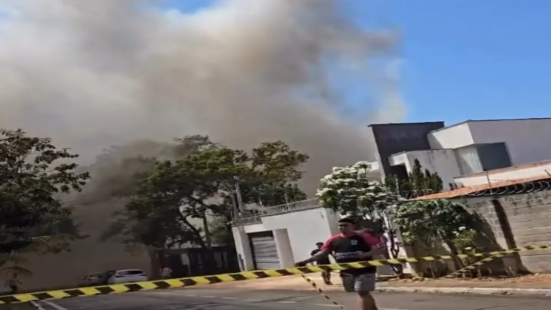 Incêndio de grandes proporções atinge espaço de eventos no Setor Jaó, em Goiânia