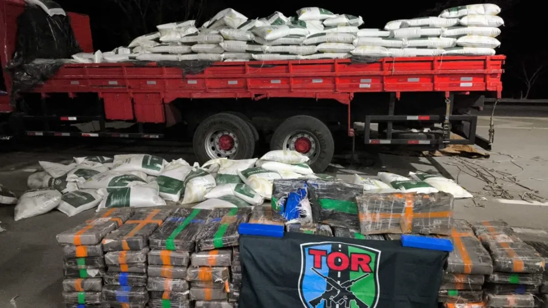 PRF e Polícia Militar apreendem 1 tonelada de maconha escondida em carga de ração em Morrinhos