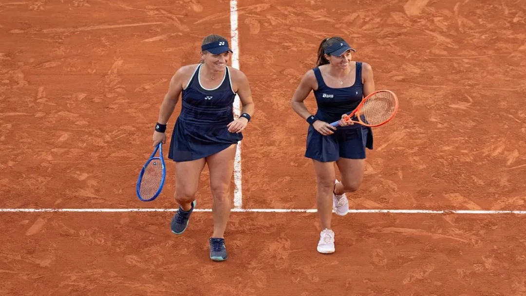 Luisa Stefani e Timea Babos vencem chinesas e avançam às quartas de final de duplas no US Open