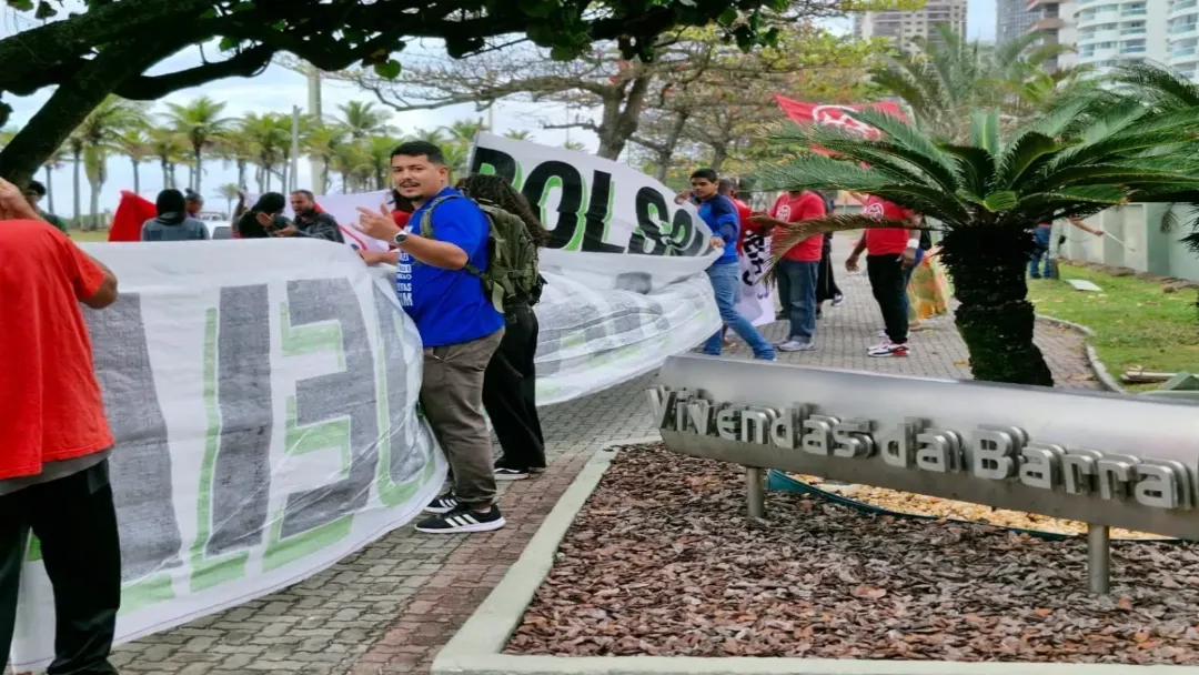 Movimentos sociais protestam em frente ao condomínio de Bolsonaro no Rio durante julgamento no STF