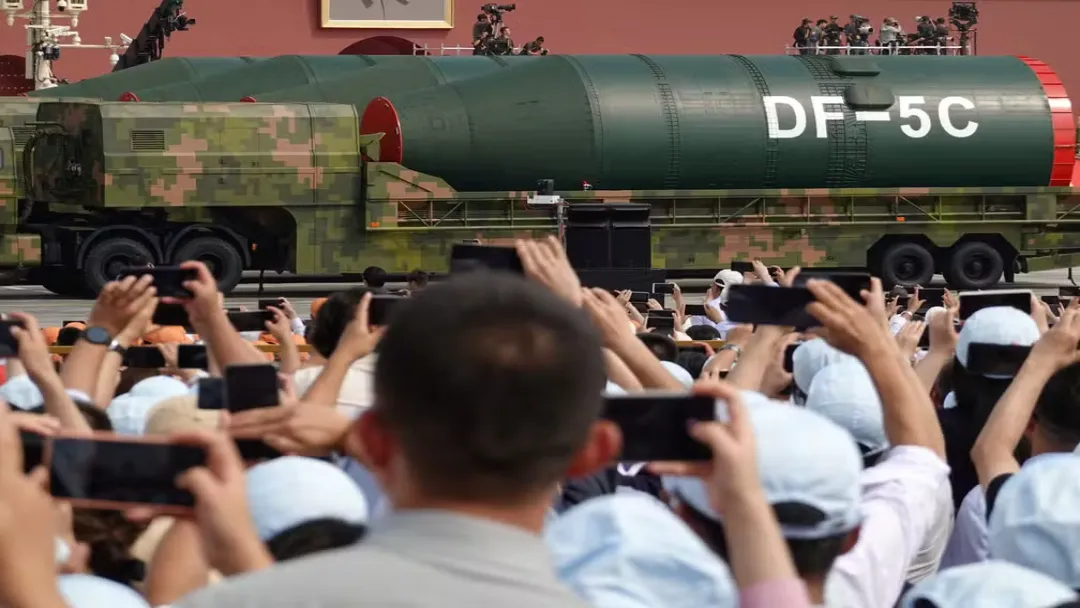 Xi Jinping projeta poder militar da China com a presença de Putin e Kim Jong-un