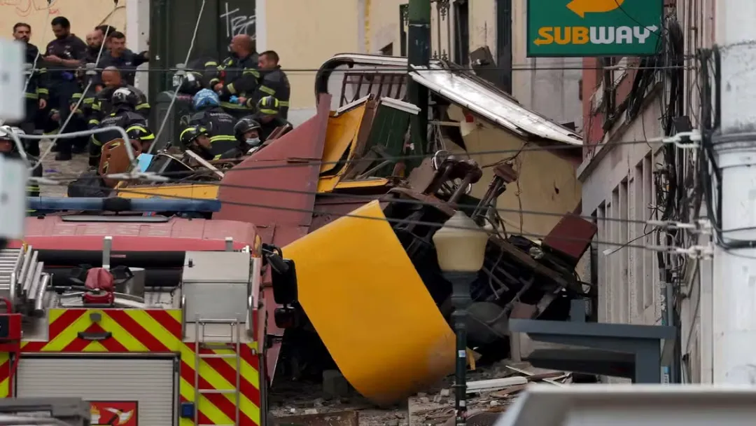 Número de mortos sobe para 16 após descarrilamento do bondinho Elevador da Glória em Lisboa