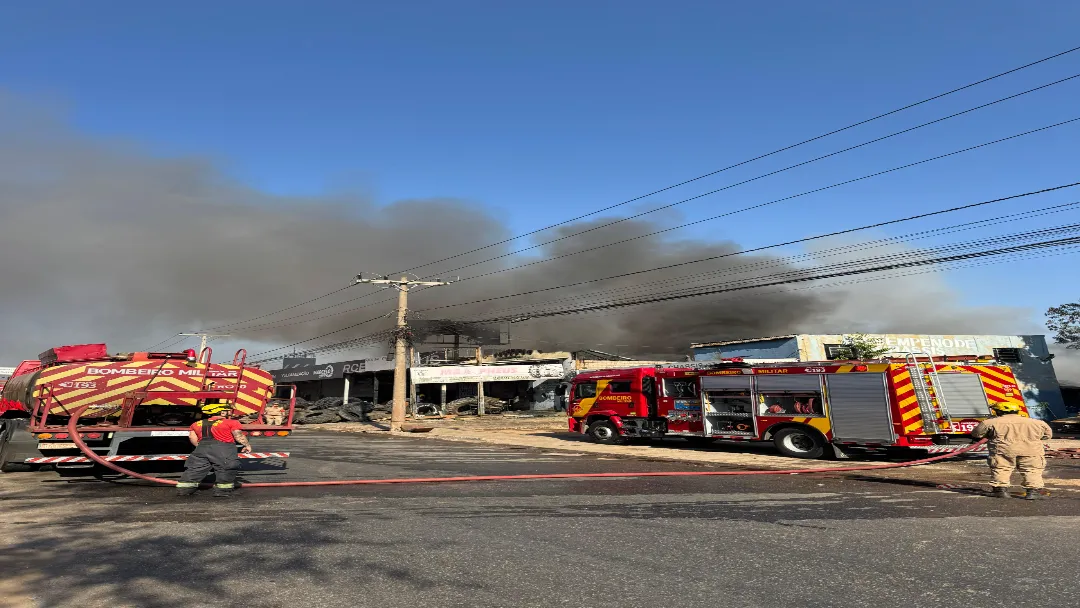 Bombeiros combatem incêndio em loja de pneus em Goiânia