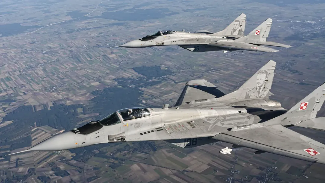 Polônia e OTAN acionam caças após drones russos sobrevoarem fronteira