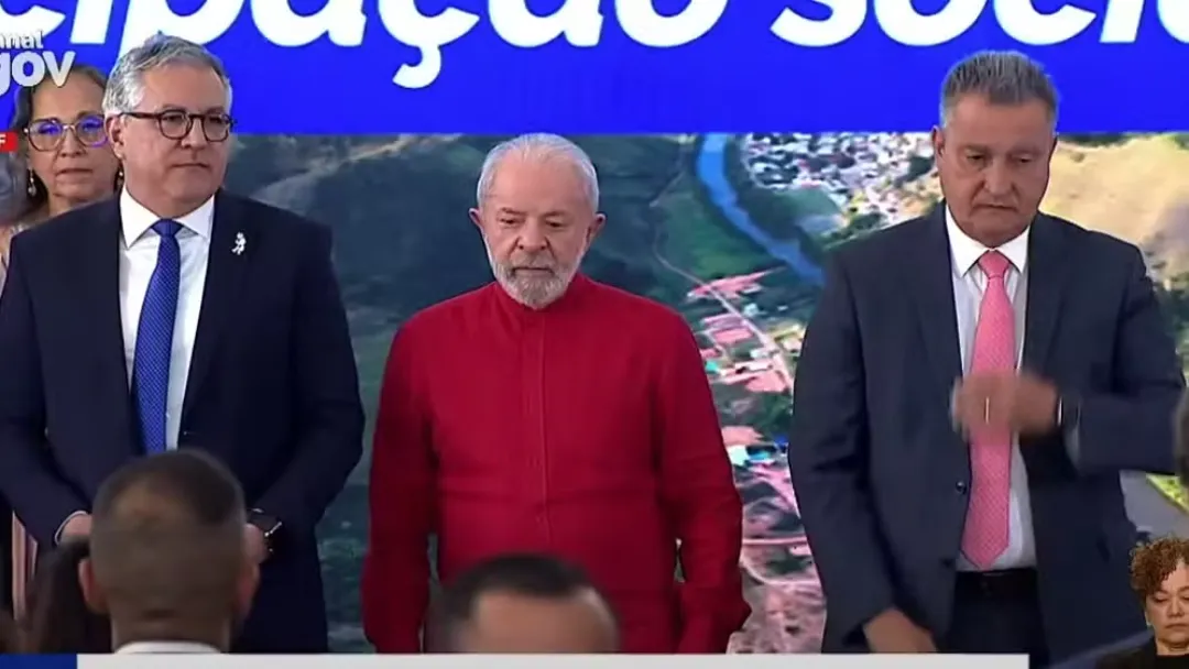Lula anuncia repasses e investimentos em saúde para famílias afetadas pelo desastre de Mariana no Espírito Santo