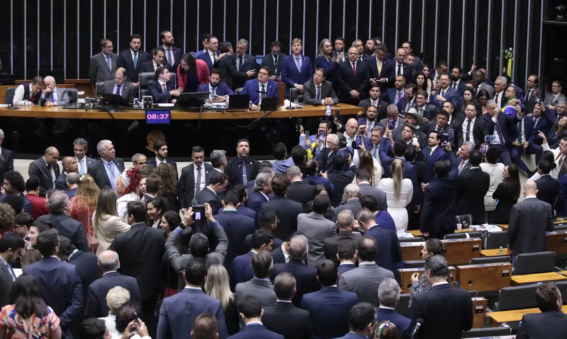 Câmara aprova urgência para análise de projeto de anistia a "golpistas"