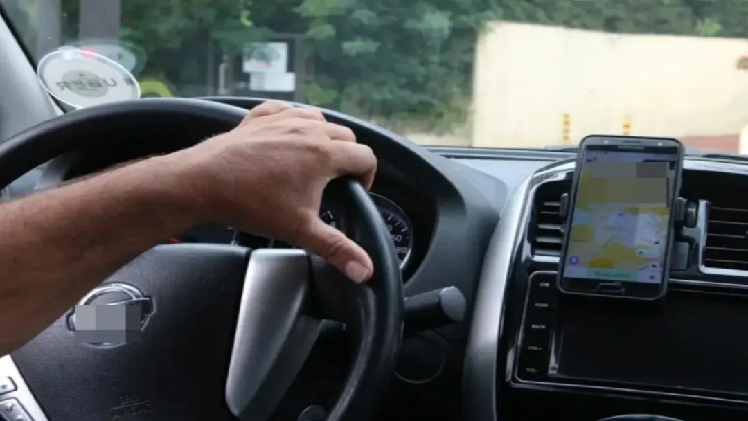 Renda maior, jornada maior: IBGE sobre motoristas app