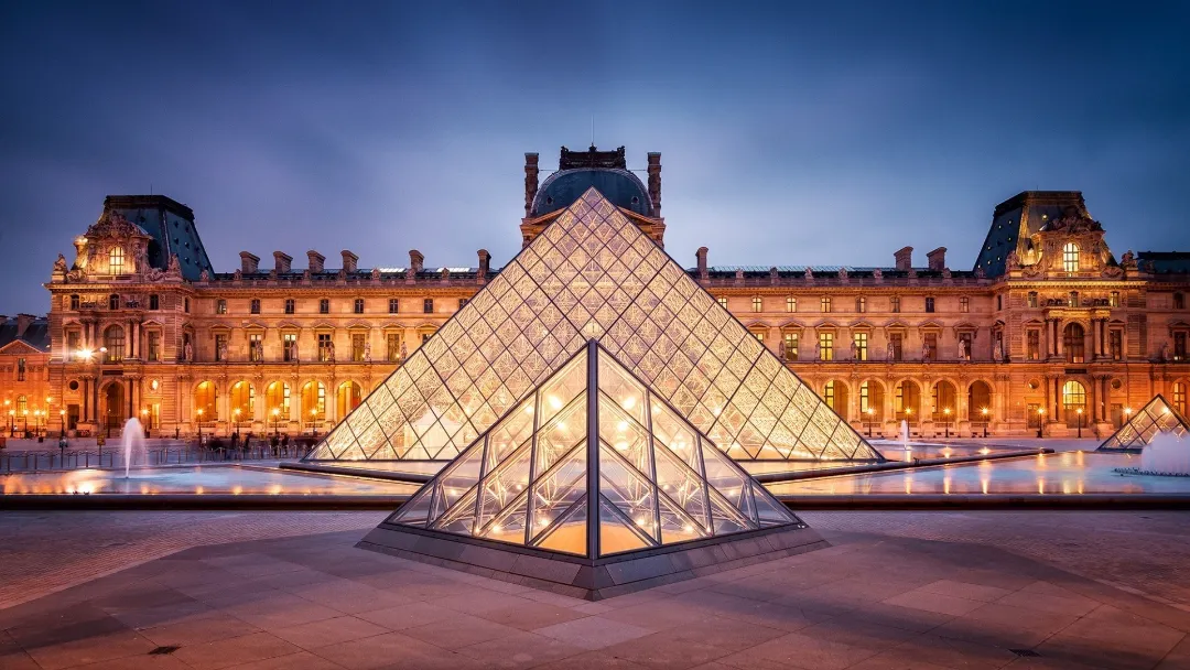 Coroa roubada do Louvre é encontrada danificada em Paris