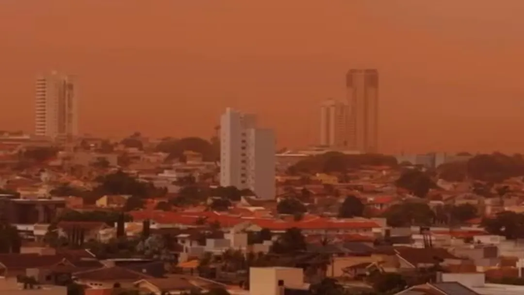 Nuvem de poeira deixa Jataí alaranjada após chuvas