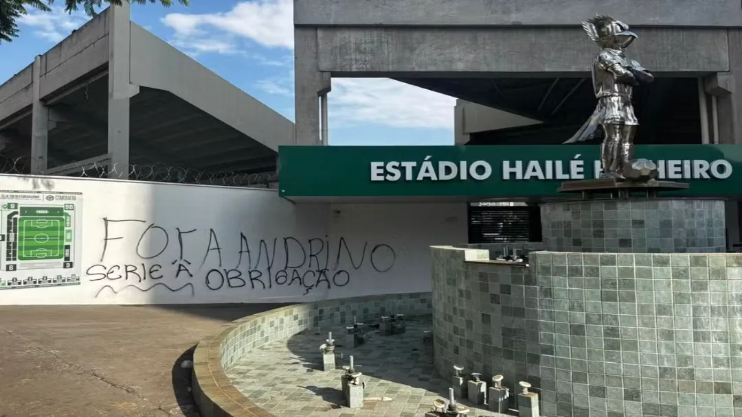 Torcedores Pincham Estádio da Serrinha Após Revés do Goiás Contra o CRB