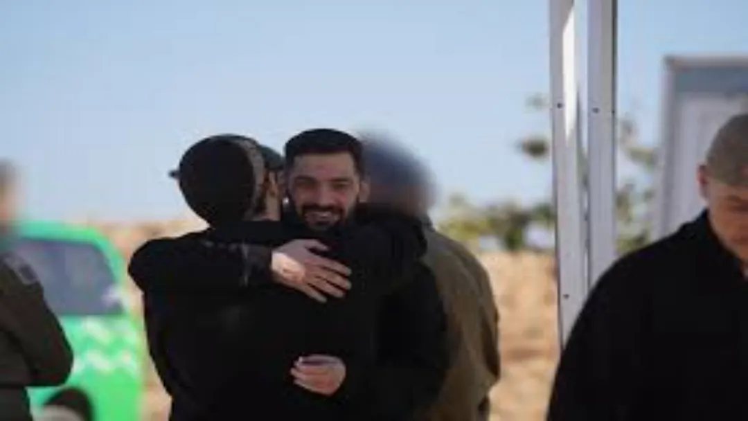 Hamas liberta últimos reféns e Trump declara fim da guerra