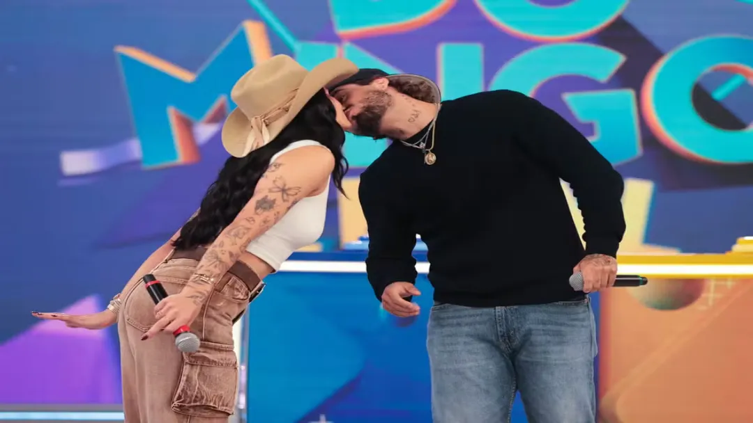 Ana Castela e Zé Felipe trocam beijo e agitam web