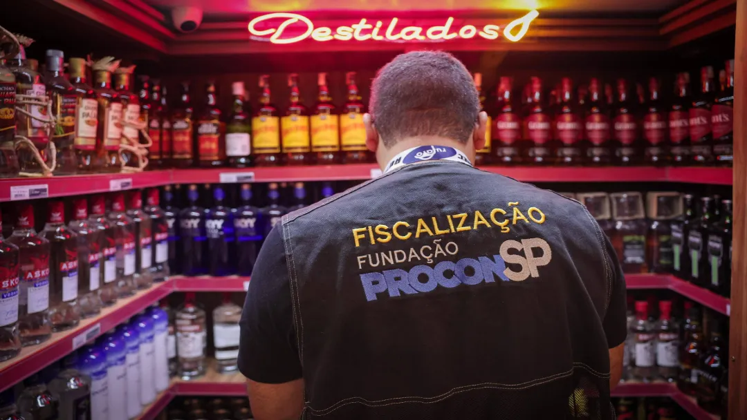Brasil já soma 59 notificações de intoxicação por metanol; 12 casos confirmados