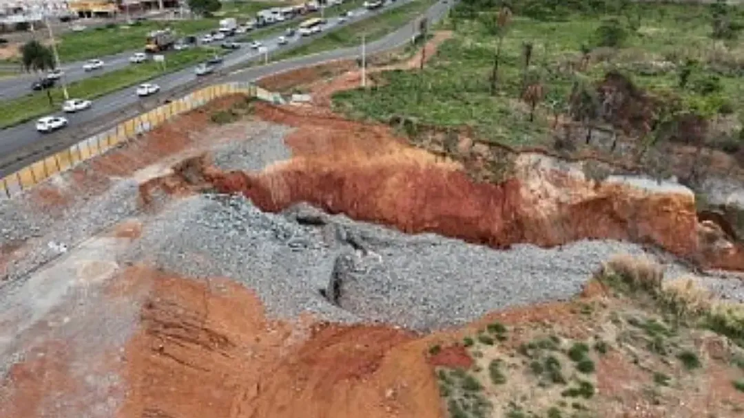 Cratera de 500m ameaça BR-040 e shopping em Valparaíso