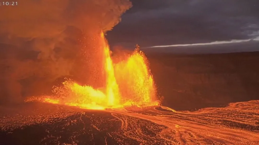 Kilauea, no Havaí, lança jatos de lava de 450 metros