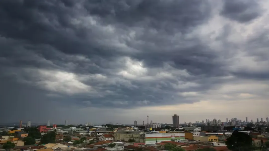 Frente fria traz tempestades e granizo para Goiânia e 104 cidades