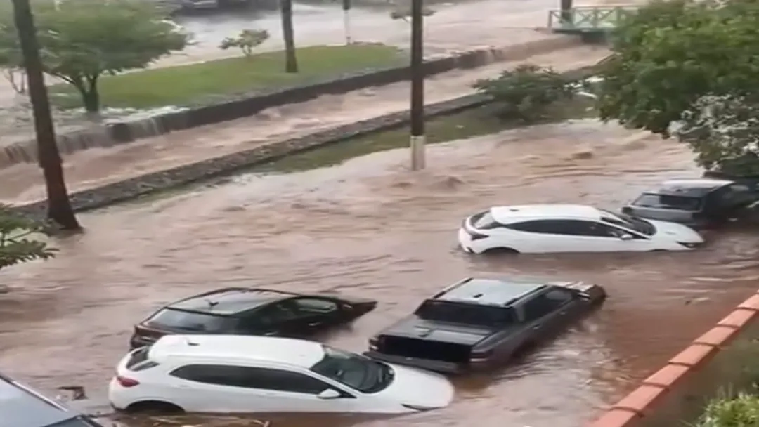 Temporal com vento de 100 km/h devasta Rio Verde
