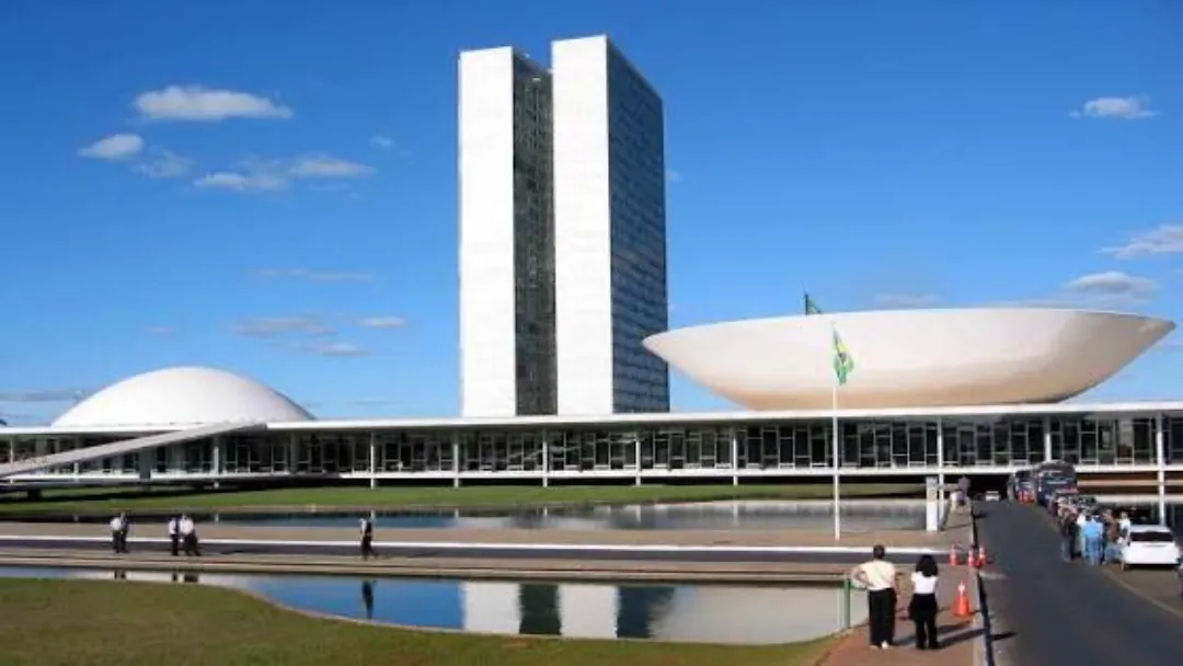 Orçamento de 2026 propõe cortes no Farmácia Popular e Pé-de-Meia