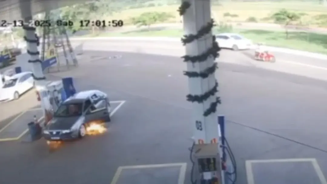 Carro pega fogo durante abastecimento em posto de Anápolis