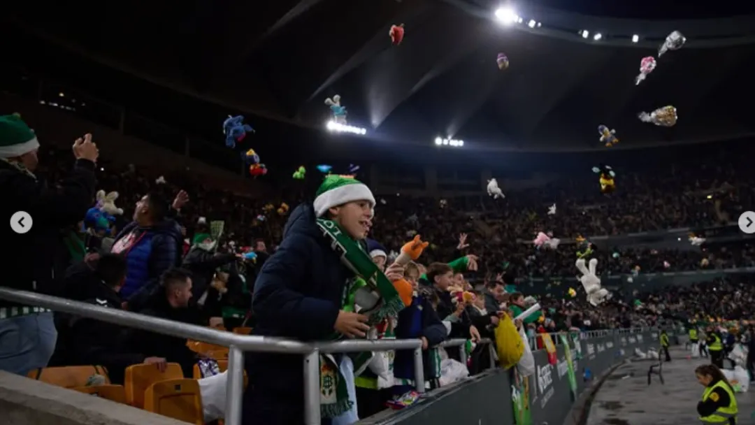 Betis goleia e torcida faz "chuva de pelúcias" para o Natal; veja fotos