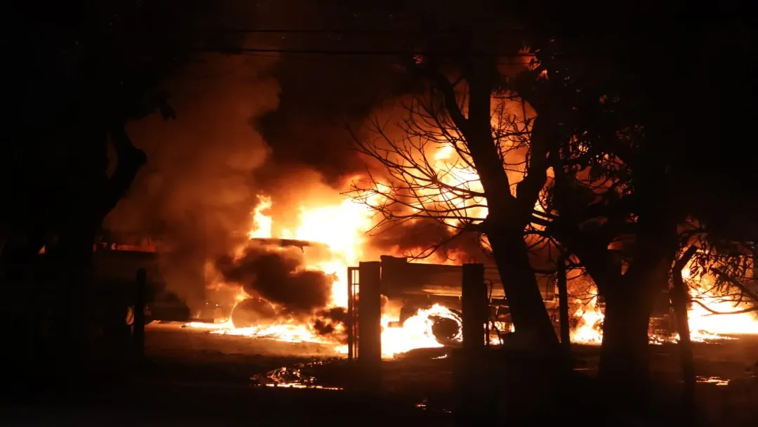 Fogo na Seinfra: 10 caminhões são destruídos em Goiânia