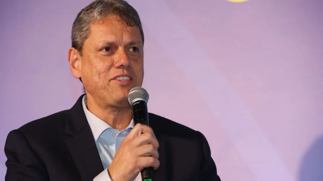 Tarcísio reafirma lealdade a Bolsonaro e apoia Flávio Presidente