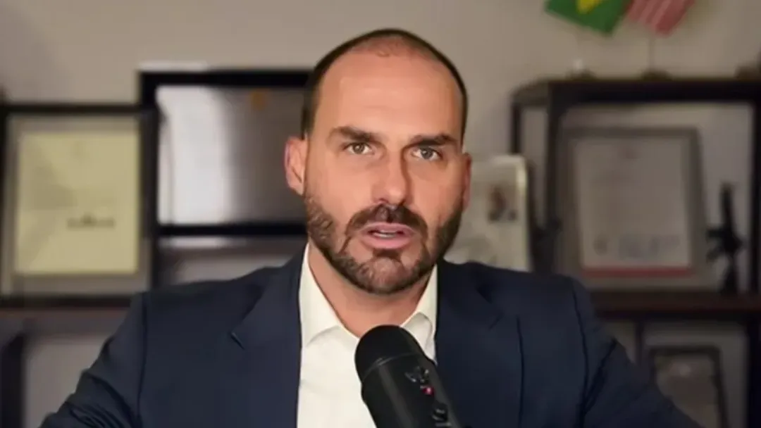 Eduardo Bolsonaro avalia passaporte de apátrida após cassação; entenda
