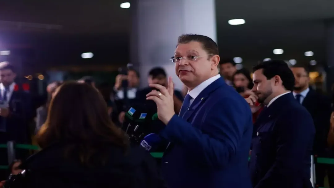 Sóstenes exibe escritura para explicar R$ 470 mil achados pela PF