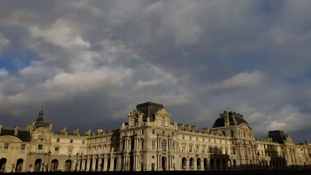 Vazamento de água danifica centenas de livros no Museu do Louvre