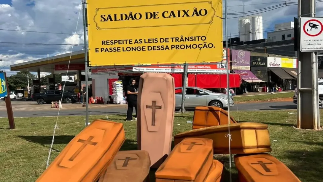 "Saldão" de caixões em Goiânia: entenda a campanha de impacto do Detran