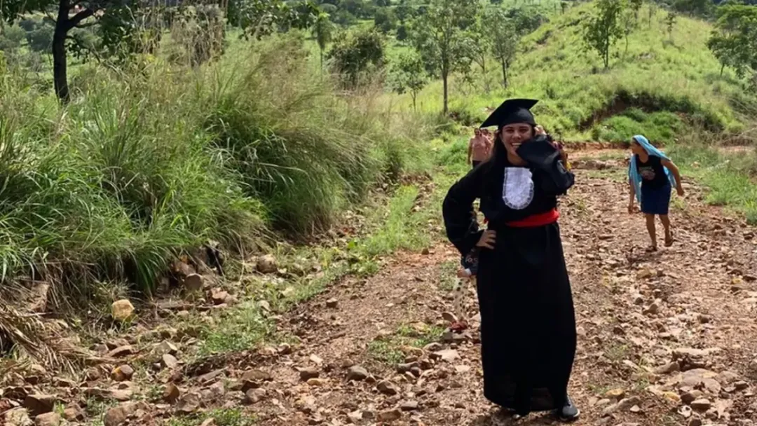 Darilene Rocha formou-se em Direito em Goiás e percorreu mais de 1.000 km para reencontrar os pais no Maranhão vestida de beca. Veja essa história de superação.