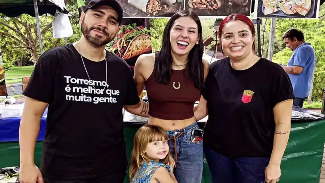 Ana Castela leva filhos de Zé Felipe para comer pastel em feira de Goiânia