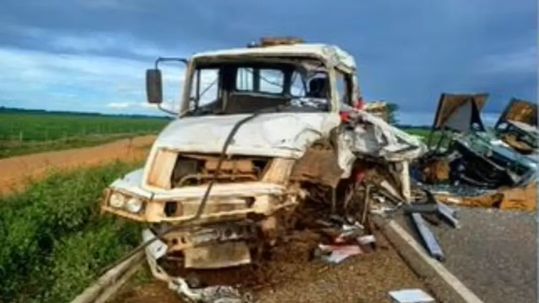 Homem morre e dois ficam feridos em acidente com caminhões na BR-070