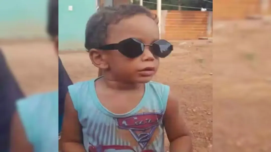 Menino de 2 anos morre após ser atingido por foguete dentro de carro em Goiás