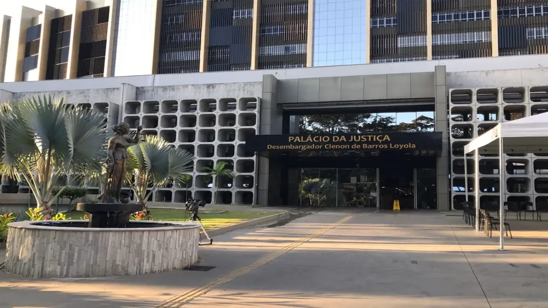 Clínica é condenada a indenizar cabeleireira que teve 7 dentes extraídos