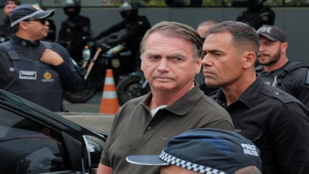 Defesa de Bolsonaro pede Smart TV e leitura para reduzir pena