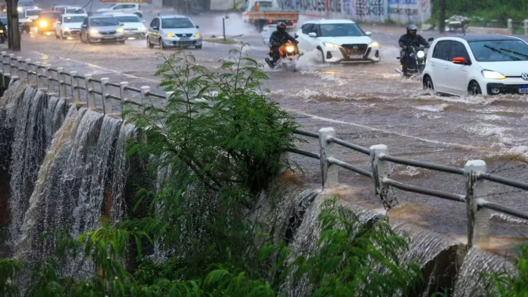 Temporal em Goiânia: Defesa Civil emite alertas e Marginal é interditada