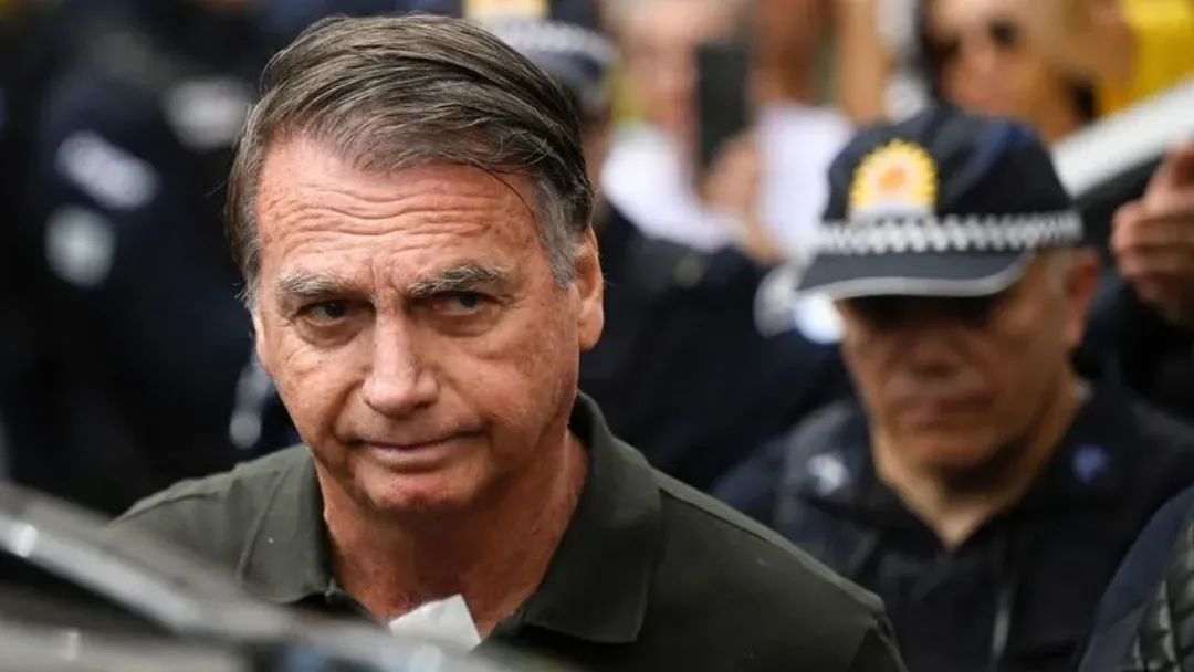 Bolsonaro sofre queda na cela e bate a cabeça após crise, diz Michelle