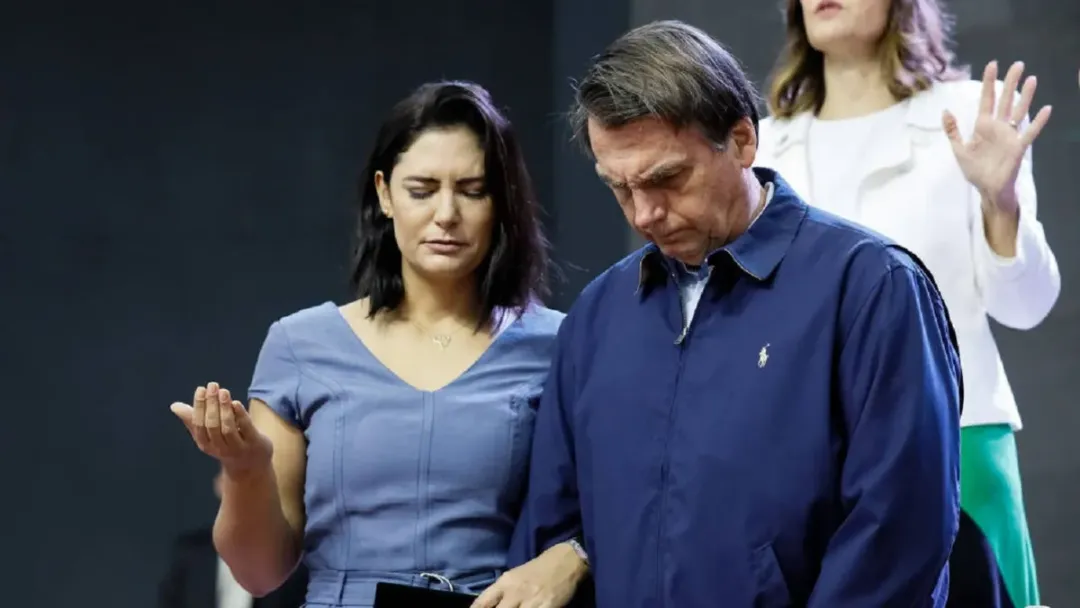 Michelle revela que Bolsonaro "pediu a Deus para morrer"