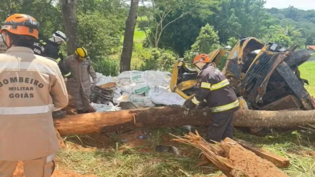 Caldazinha: Duas pessoas morrem em capotamento de caminhão na zona rural