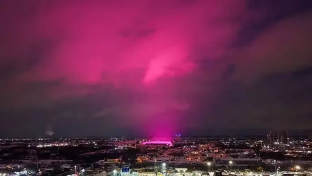Céu rosa intriga moradores em Birmingham durante nevasca