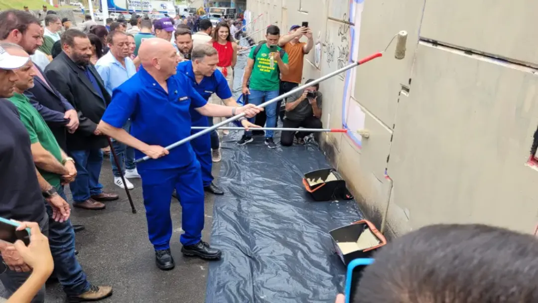 Luciano Hang e Sandro Mabel pintam viaduto antes de inauguração da Havan