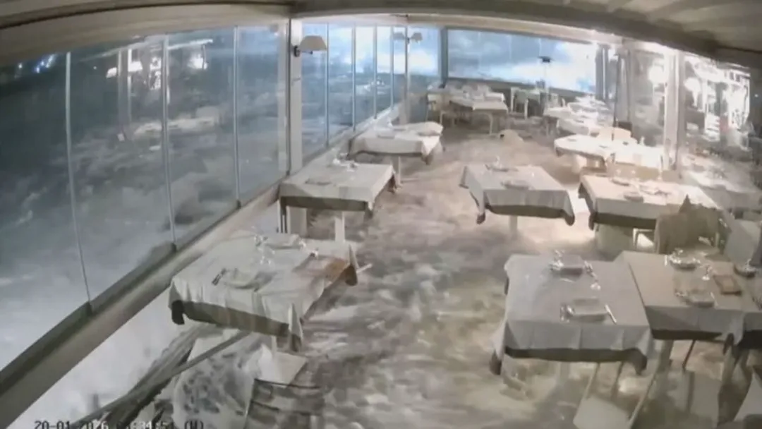 Ciclone na Itália: Onda invade restaurante na Sicília