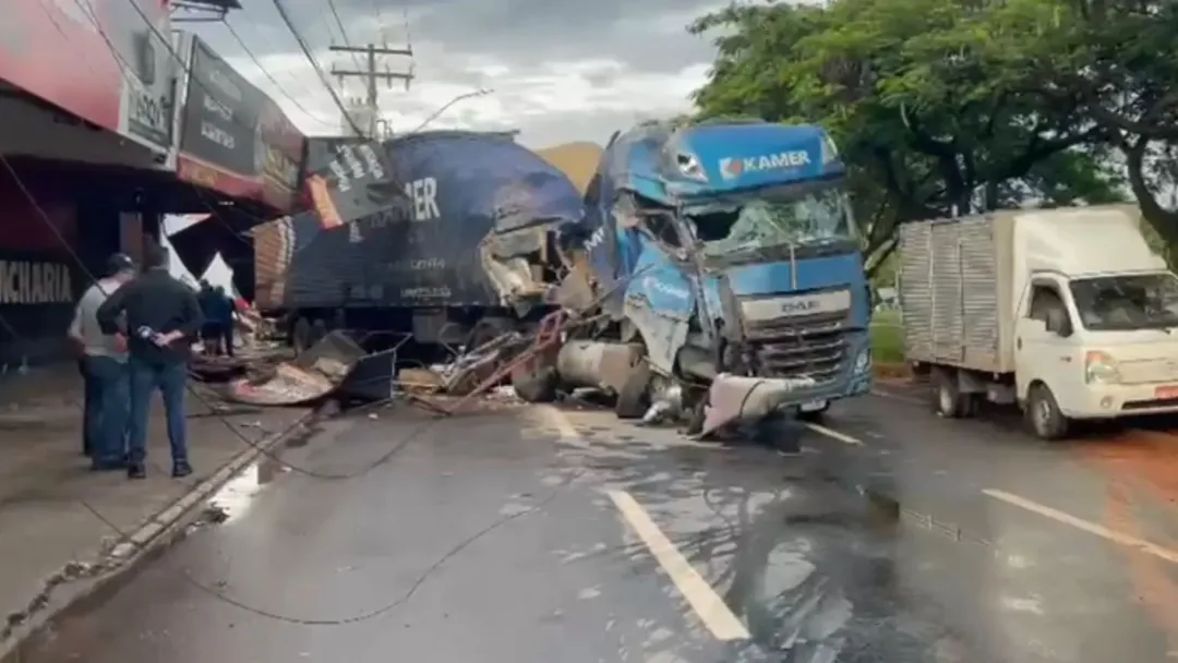 Carreta desgovernada atinge lojas e derruba poste no Jardim Guanabara em Goiânia